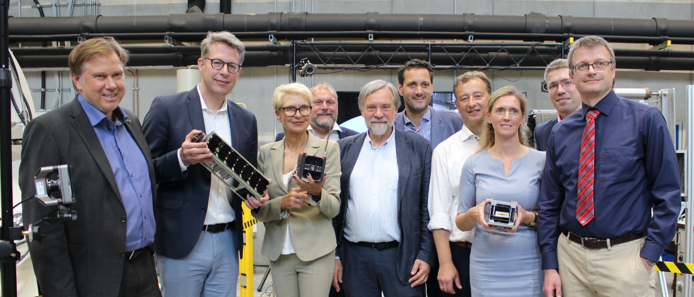 Auf dem Bild sind von links: Vizepräsident der Universität Würzburg Prof. Dr. Matthias Bode, Bayerische Staatsminister für Wissenschaft und Kunst Markus Blume, Andrea Behr MdL, Landrad Thomas Eberth, Vorstand Prof. Dr. Klaus Schilling, Björn Jungbauer MdL, Stadtrat Wolfgang Roth, 3. Bürgermeisterin Judith Roth-Jörg, CEO Daniel Eck, Vorstand Prof. Dr. Andreas Nüchter.